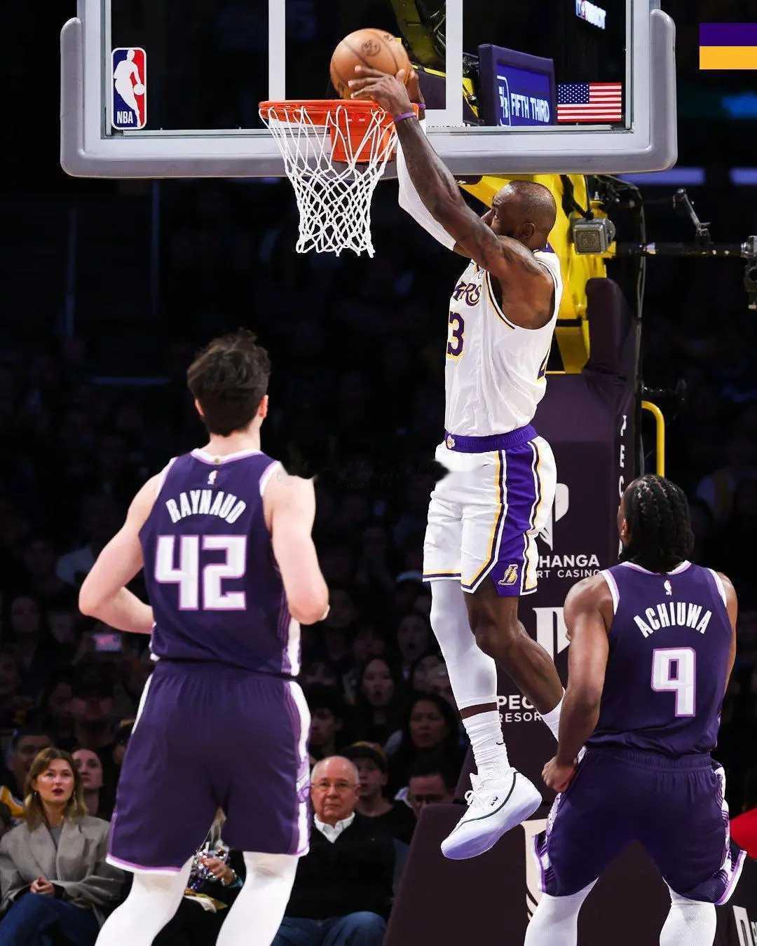 东契奇34+5+7湖人大胜国王结束3连败 勒布朗24+5 NBA常规赛继续进行，