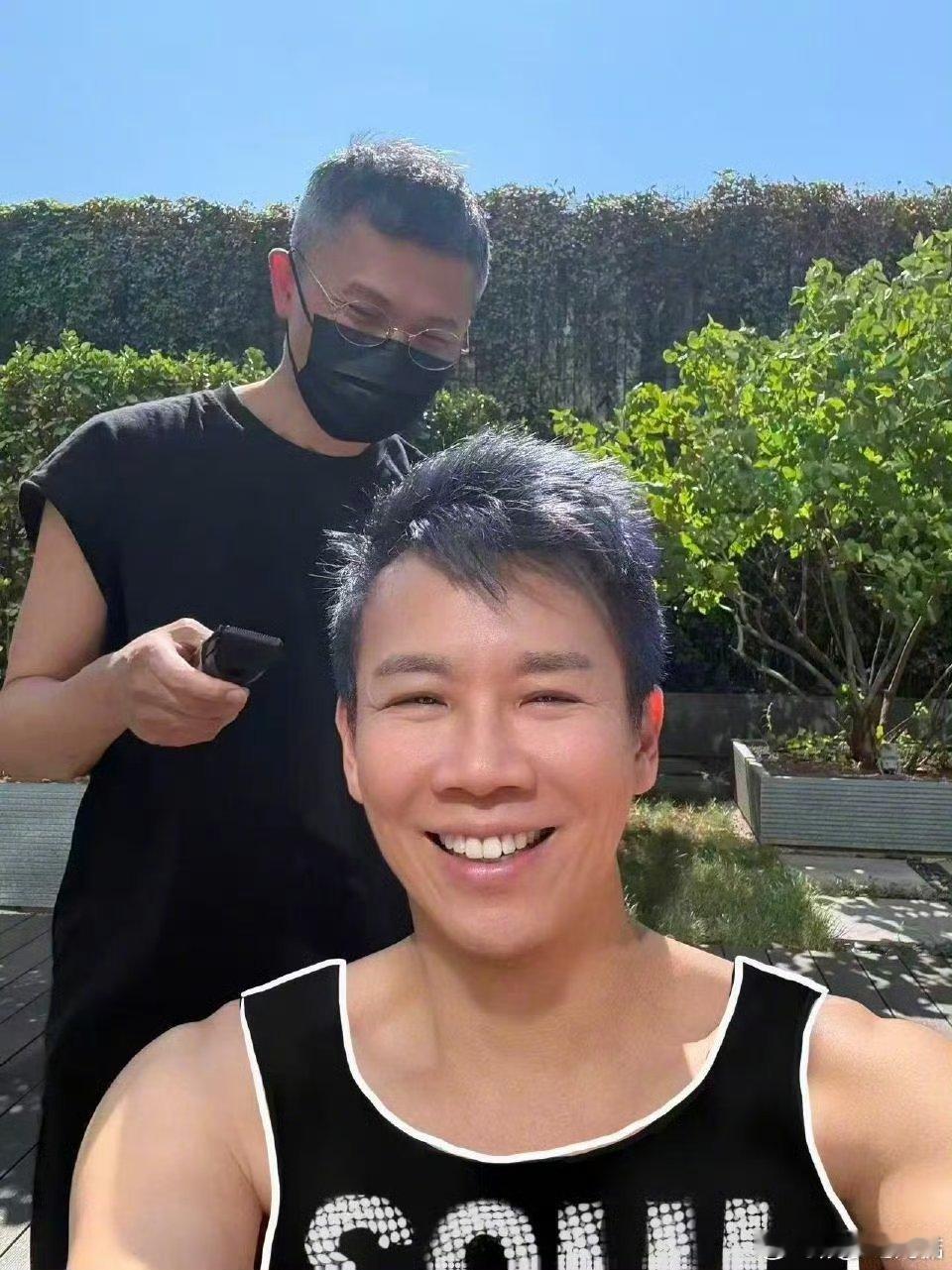 陶喆 我要把这玩意染成蓝的 看到陶喆为演唱会如此用心，粉丝们都很感动。这样的艺术