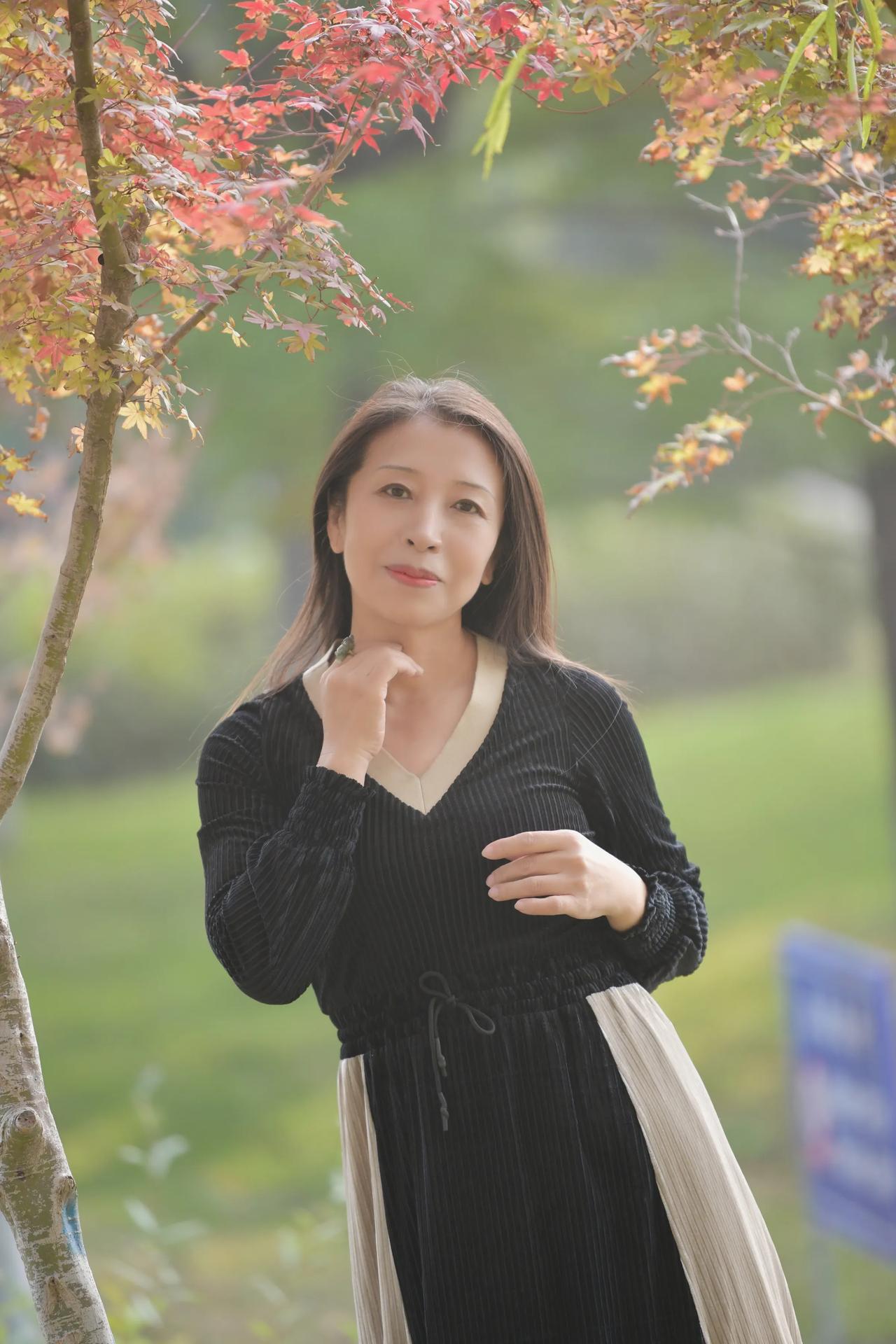 秋冬时节，植物园里的风景，金黄色的叶子🍁#公园里秋色# #公园秋季美景# #公