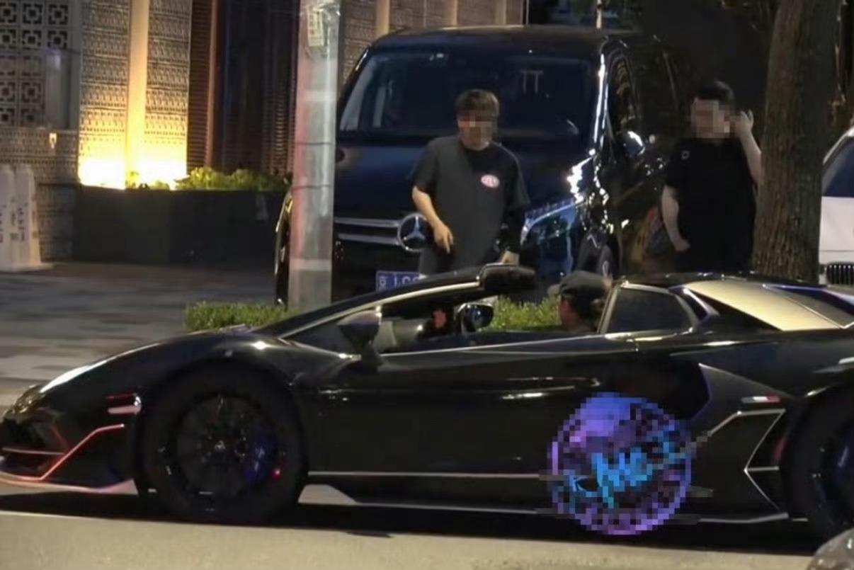 警方通报黄子韬违停又是接举报，这些网友怎么这么闲啊，盯着人家一举一动，没有自己的