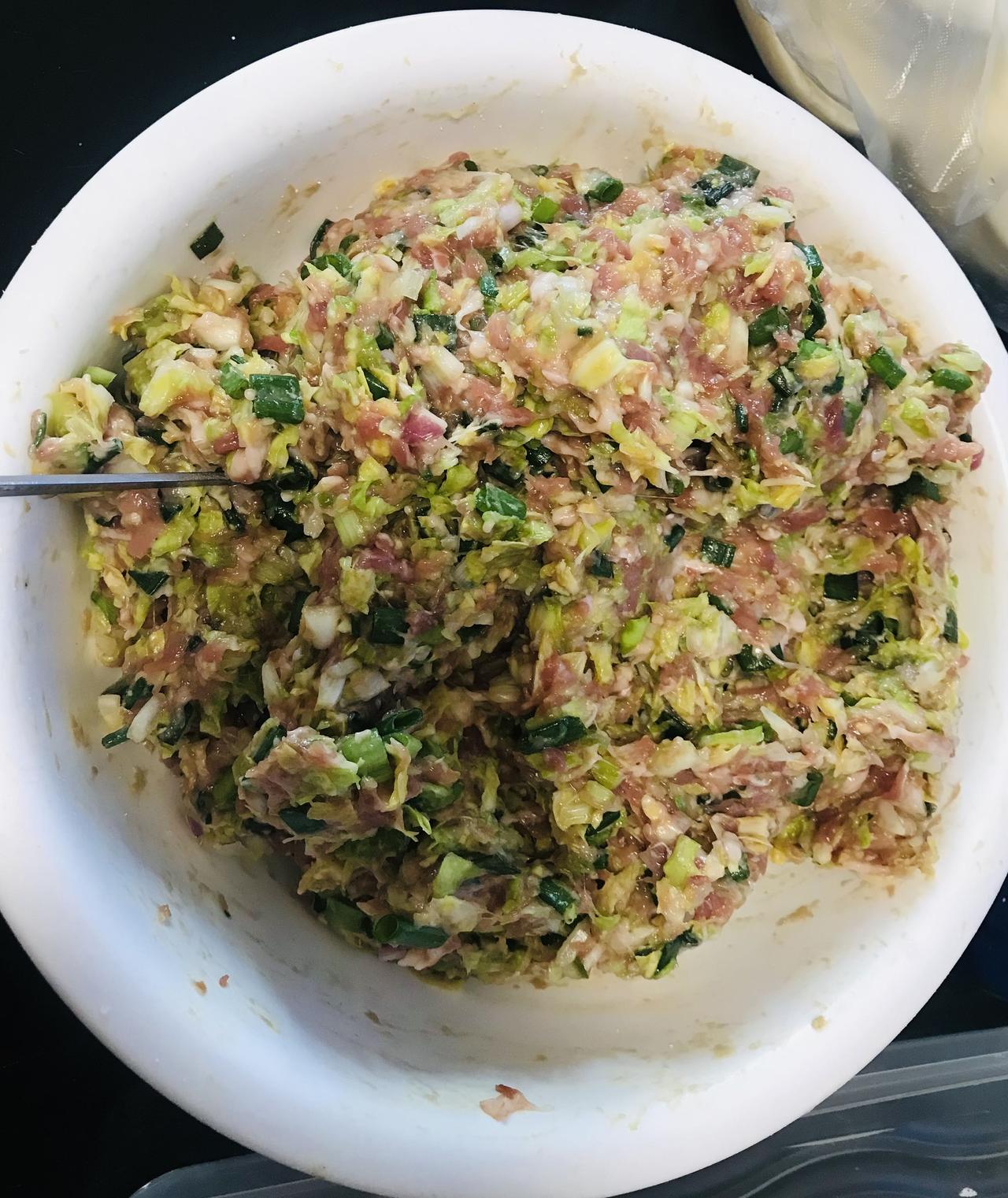 趁假期最后一天，在家里包了饺子🥟，韭菜馅和白菜馅，韭菜的做锅贴，白菜的水煮或蒸