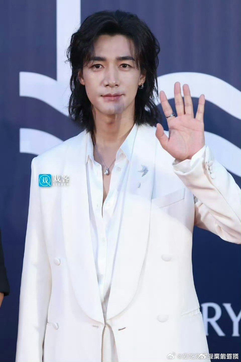 此沙海边直播此沙海边直播也太会了吧！红毯走完直接变沙滩男孩，踩沙玩水笑得像个憨憨