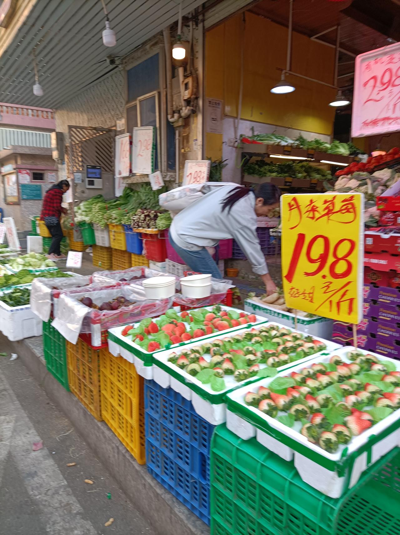 今日随手拍对面小区新开了一家水果店，价钱很优惠，昨天去看了看，买了点橙子和香蕉回