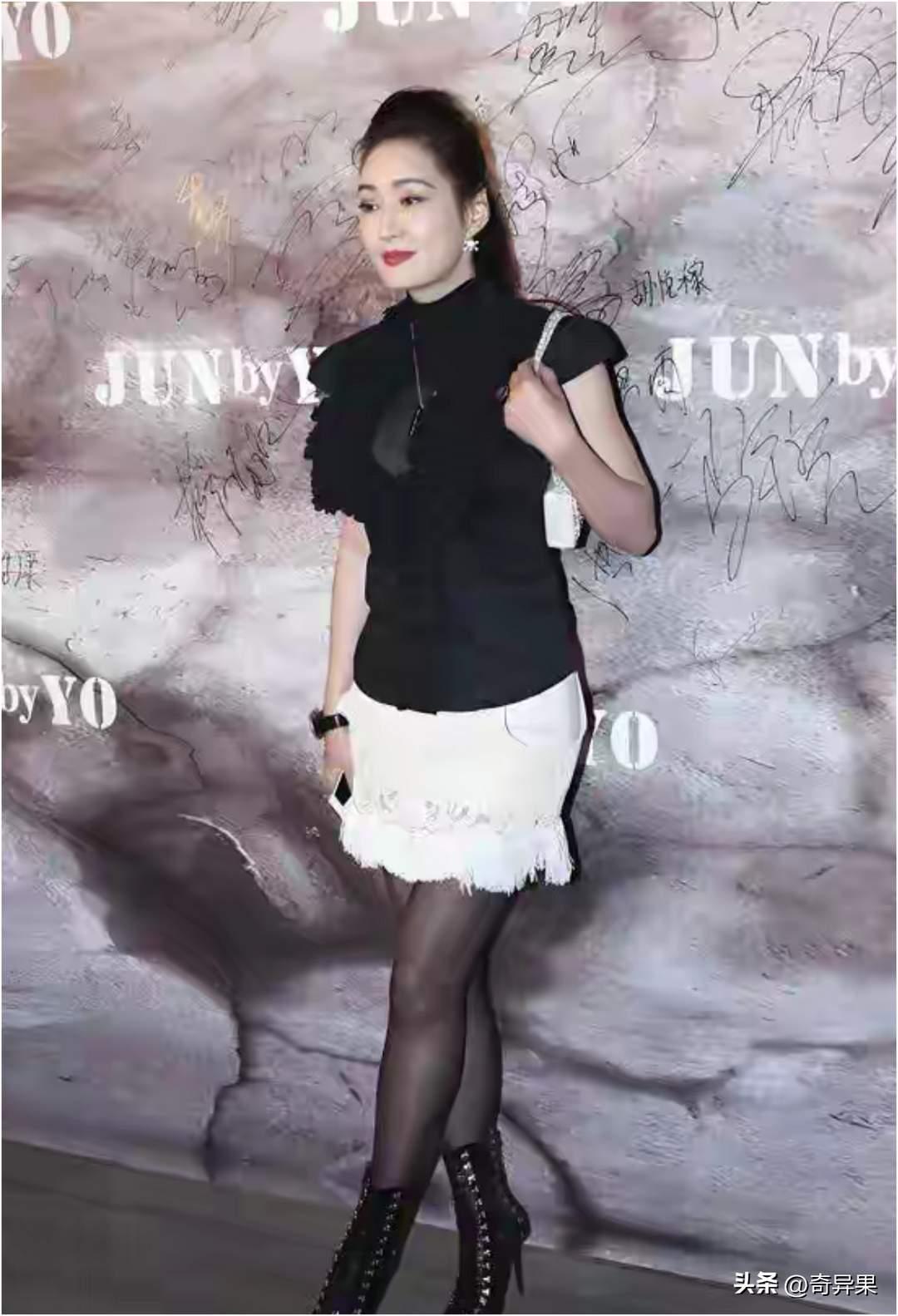 时尚穿搭指南：黑色上衣+白色短裙，搭配黑色靴子，尽显优雅气质！