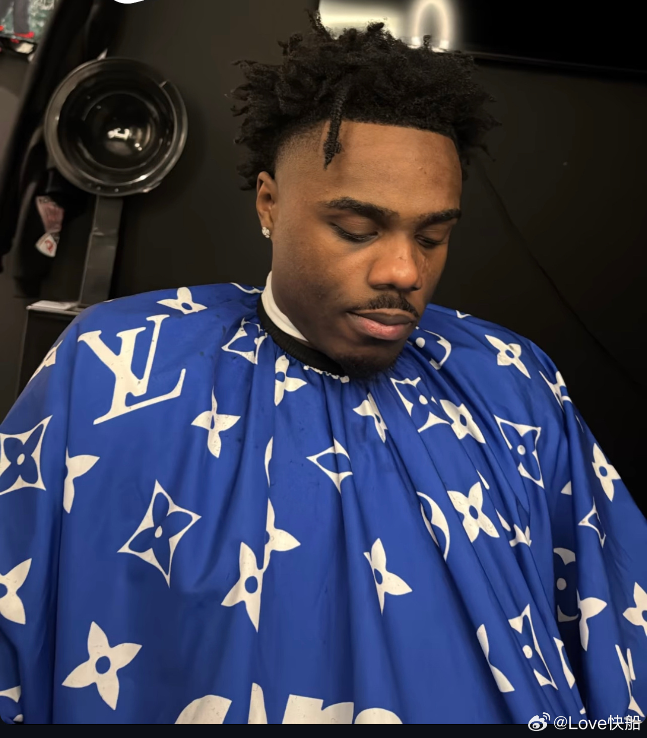 得知明天回家，科布特意又修了修他的发型