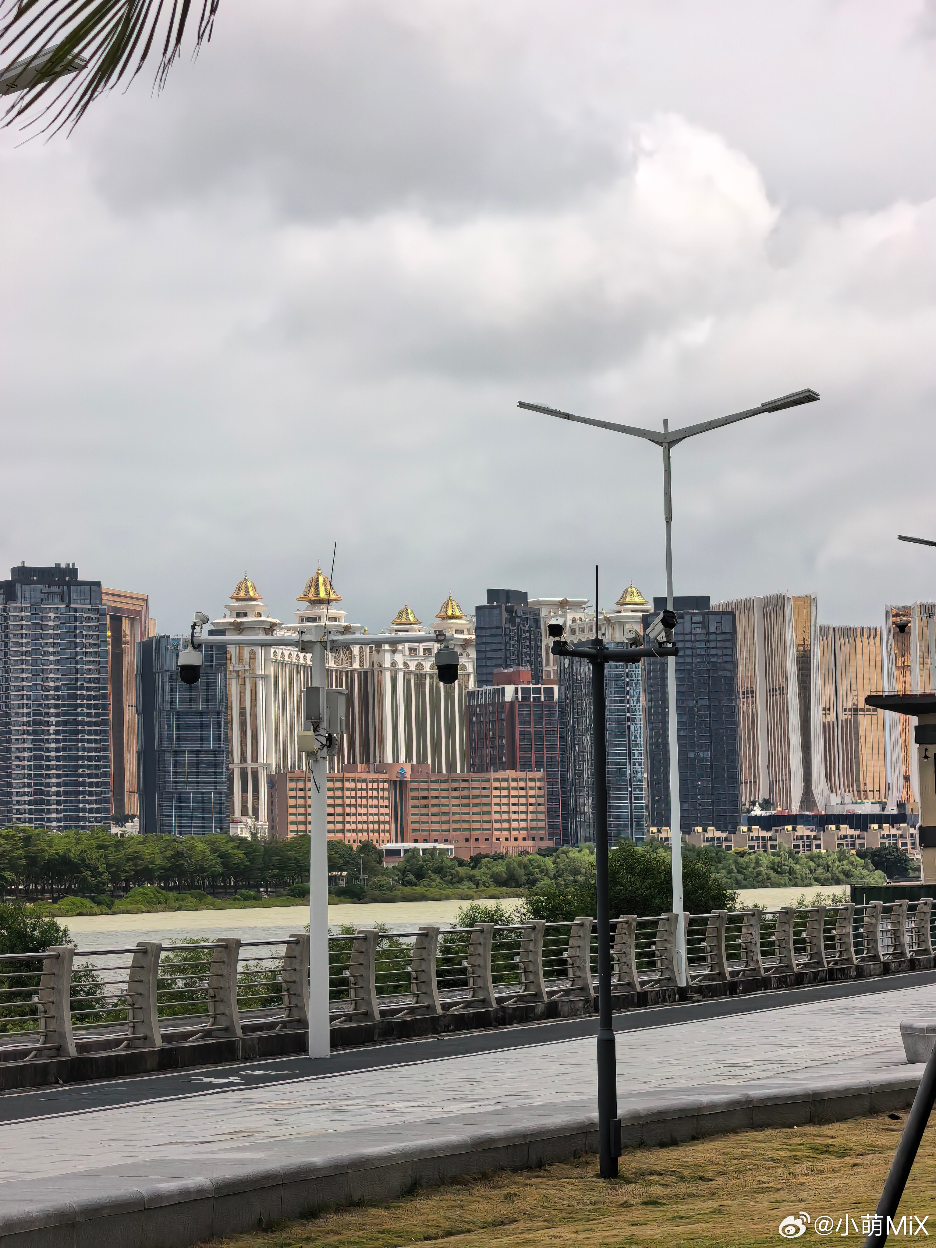 此刻我离澳门直线距离只有300米想去玩了[淡淡的] ​​​