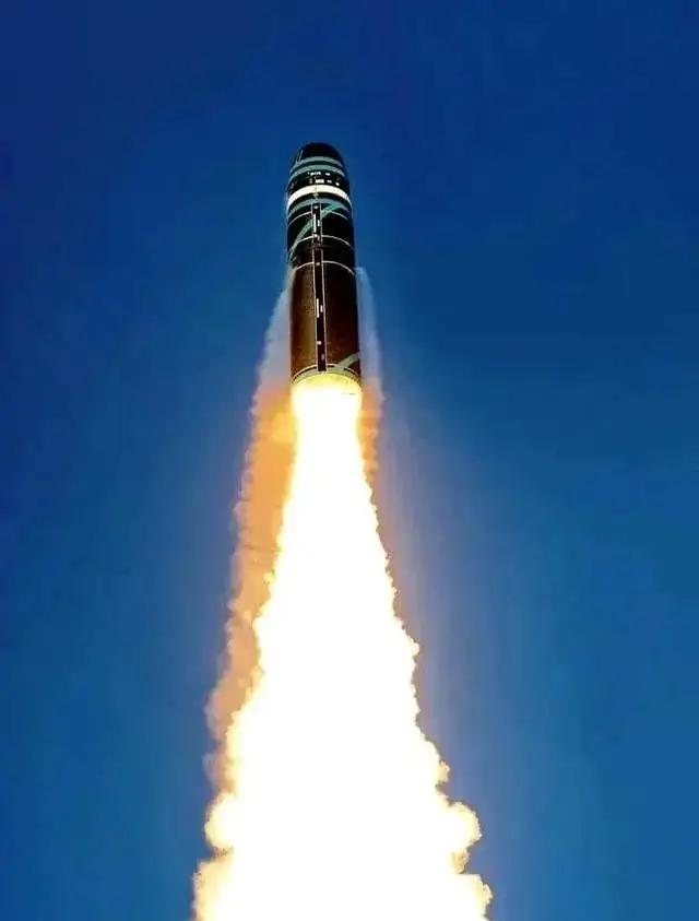 刀锋已然抵喉，伊朗却在绝境中使出了一招“乾坤大挪移”。总统佩泽希齐扬近日向全球抛