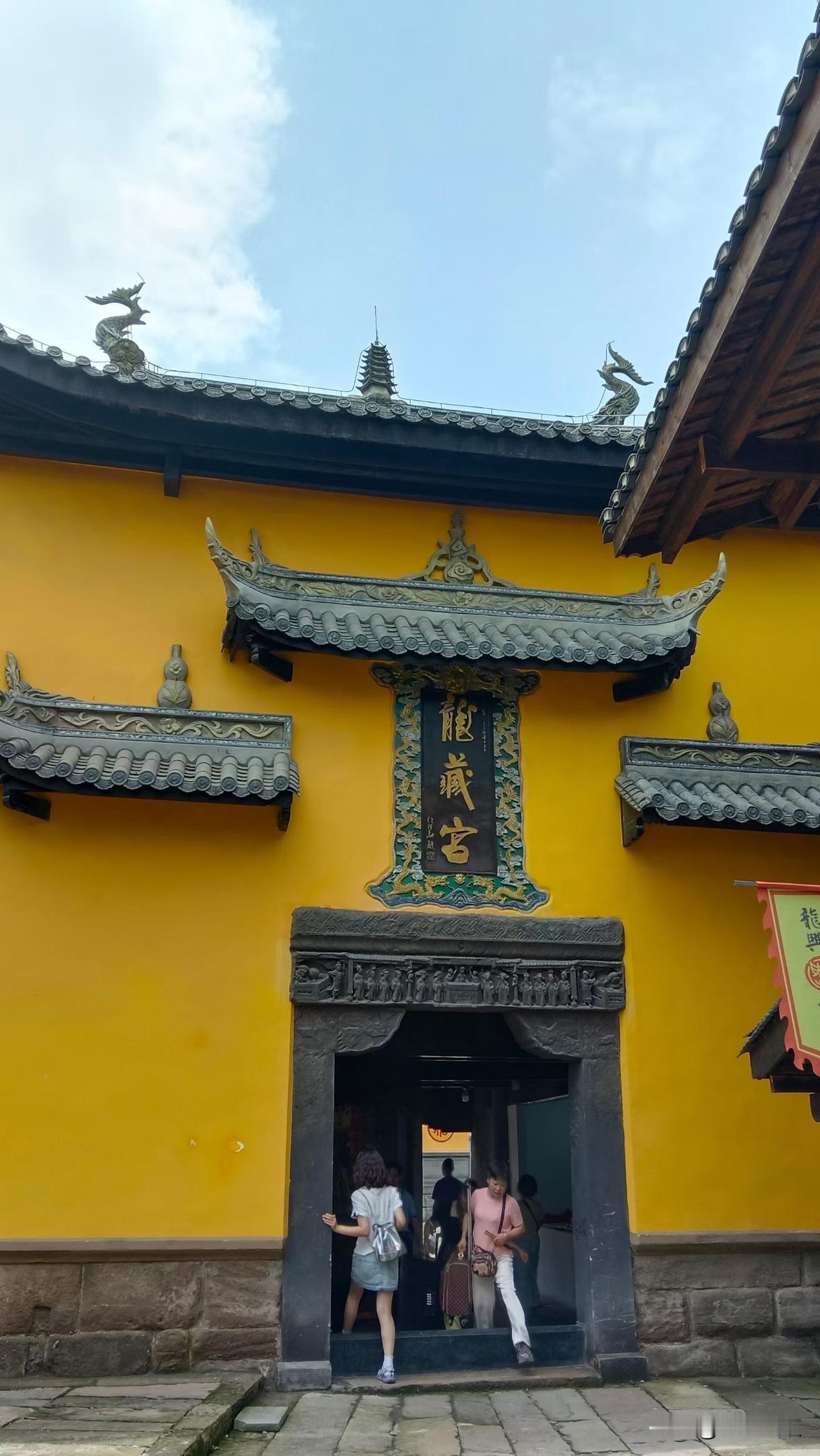 当别人批评你，忽视你的时候，你不是要拿出行动，而是立刻唤醒觉知，觉知那些不好的情