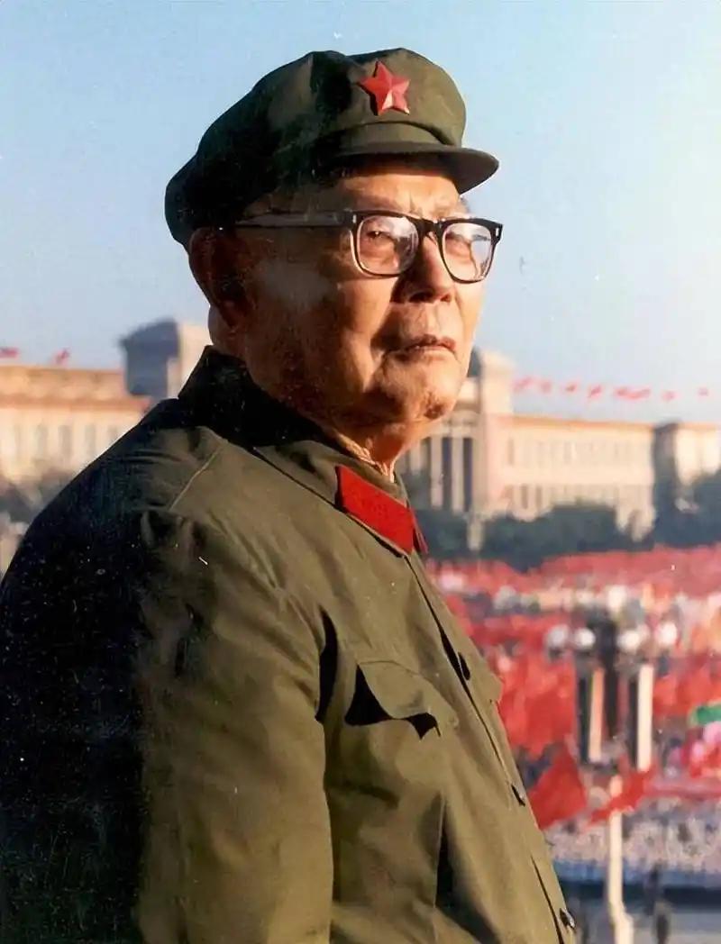叶剑英元帅晚年军装彩照超清发布，目光如炬尽显儒帅风骨。历经岁月沉淀，影像色彩饱满