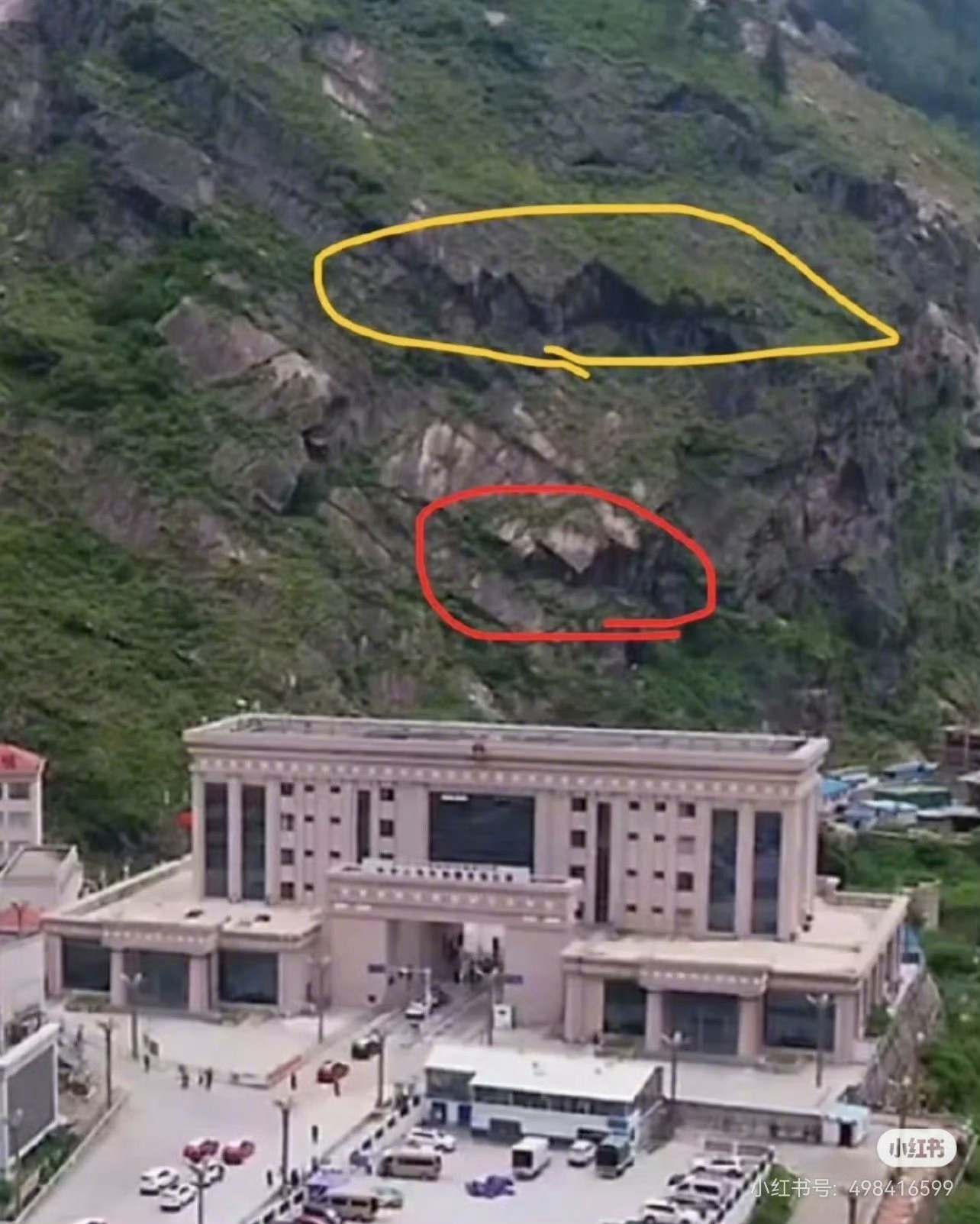 尼泊尔泥石流已致903遇难4247失联这泥石流真的太恐怖了，覆盖面基本上几十米高