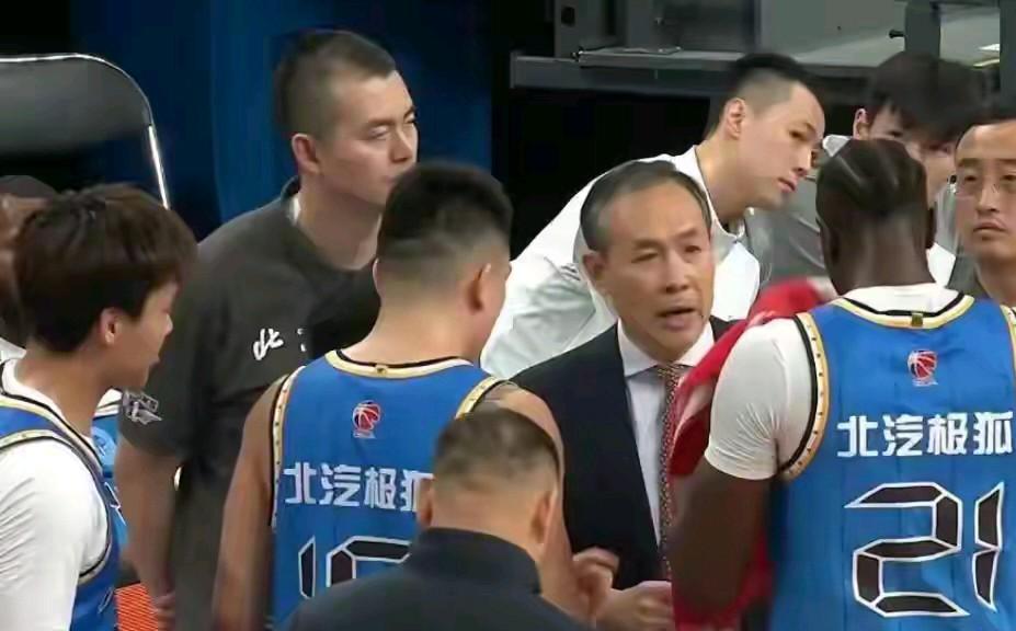 北京男篮的困局怎么才能走出来呢？当初赛季开始引以为傲的银河战舰怎么打成了这个样子
