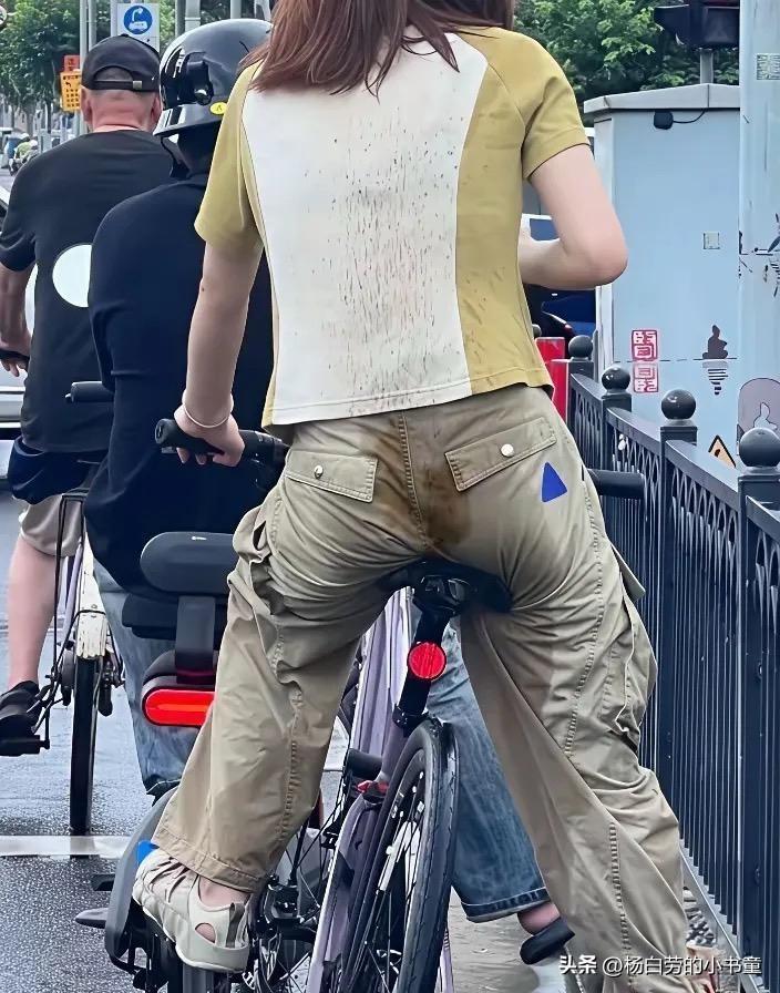 非要跟着他们出去骑车
这下衣服全湿啦
解释不清了吧
让别人看笑话了吧
女孩子还是