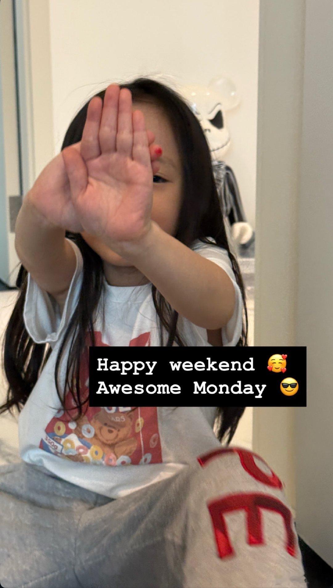 金钟大老婆晒女儿，能不能安安静静的……