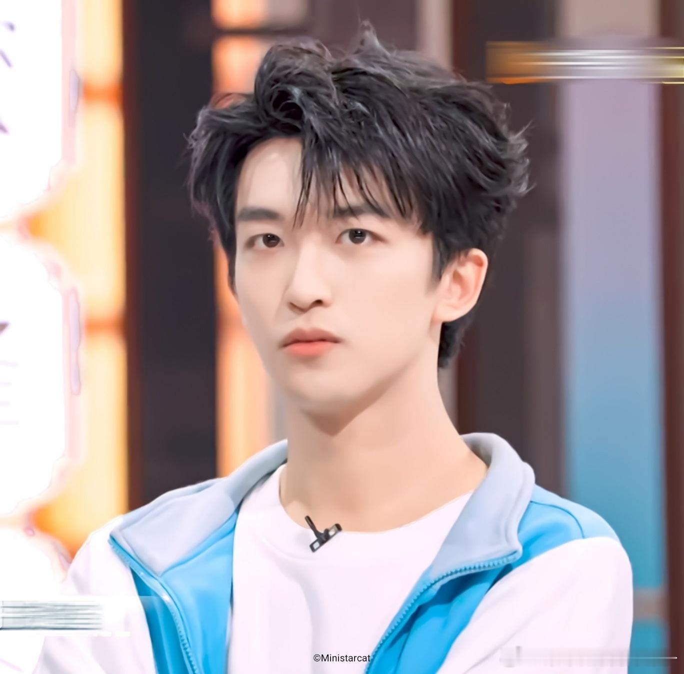 黄子弘凡[超话]  清爽男大 黄子弘凡  好喜欢这个妆造，每一根头发丝都恰到好处