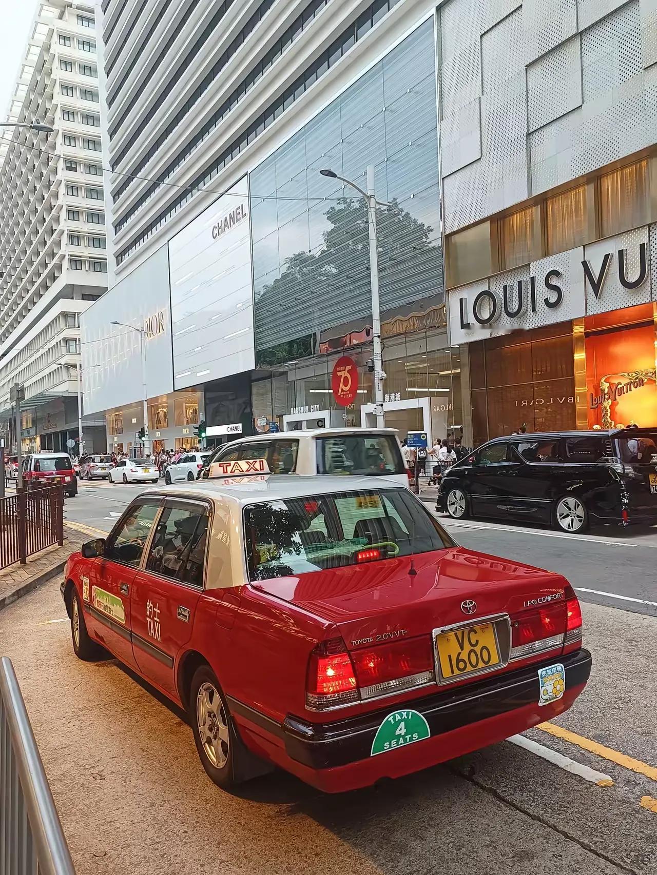 乘坐香港街头的出租车
顺便问了一下司机师傅
这车已经跑了18年了，超过了70万公