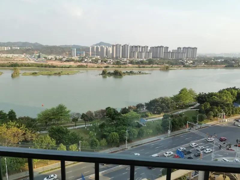 出上：万里晴空云写意，
对下：三江绿水浪抒情。