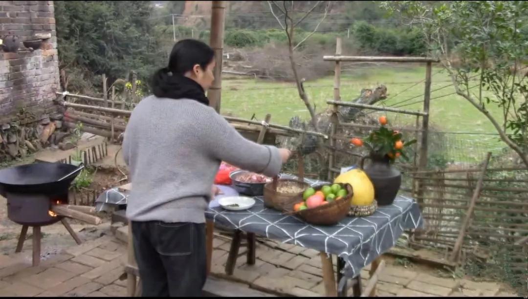 人生皆苦，唯有自渡。

昨日有位50岁的粉丝姐姐私信于我，言及很是羡慕我的山居生