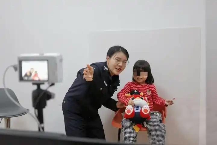 杭州白杨派出所火了！小小身份证照照出暖心服务
         杭州白杨派出所户