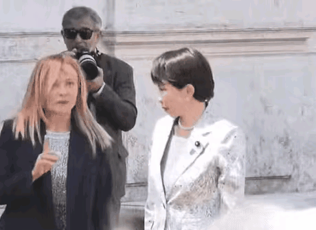 G7峰会现场宾客云集、镜头密布，各国政要寒暄互动，气氛热络，高市早苗却接连上演尴