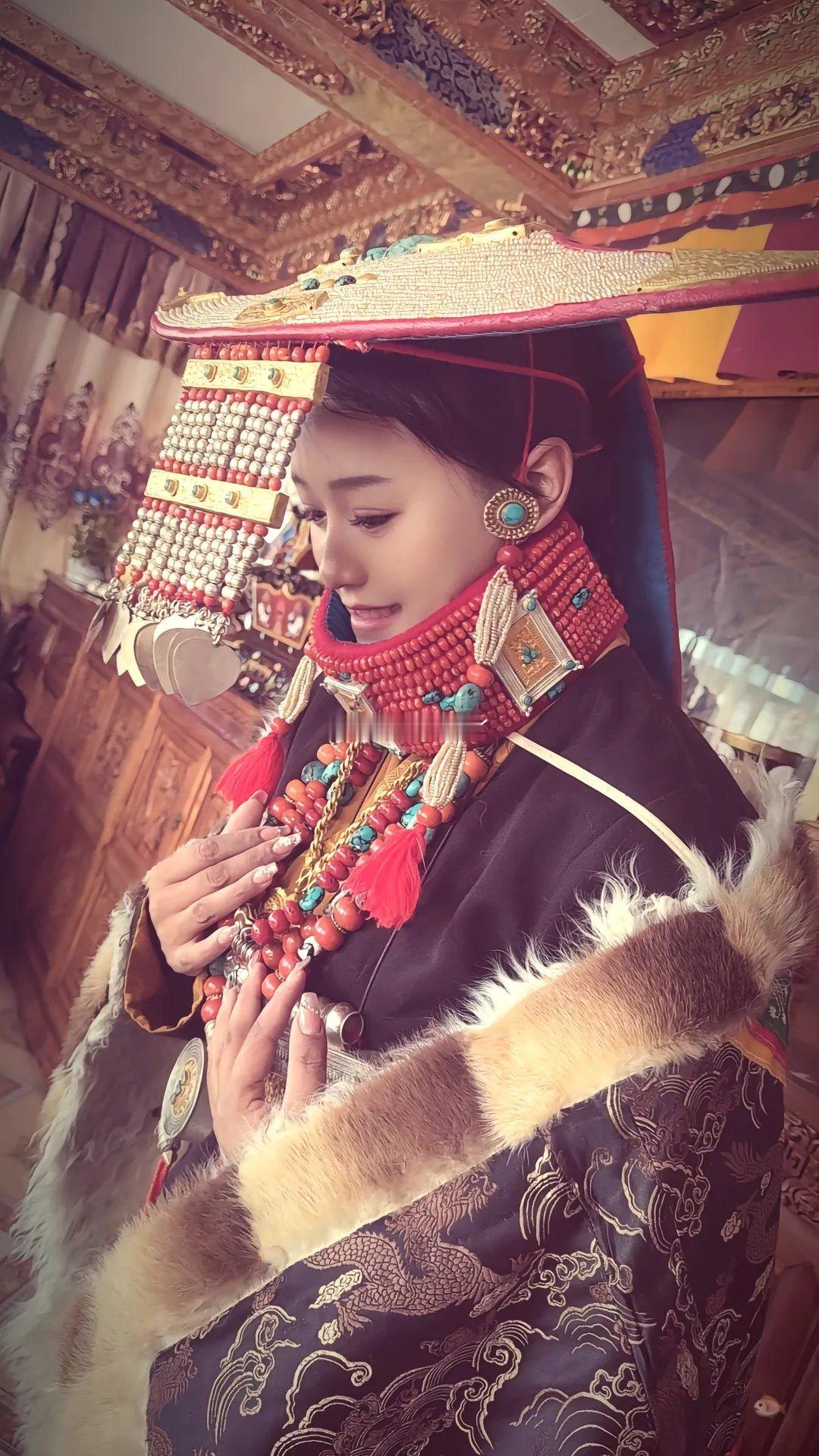 世界上仅存八套的孔雀服，这就是东方的奢侈品 