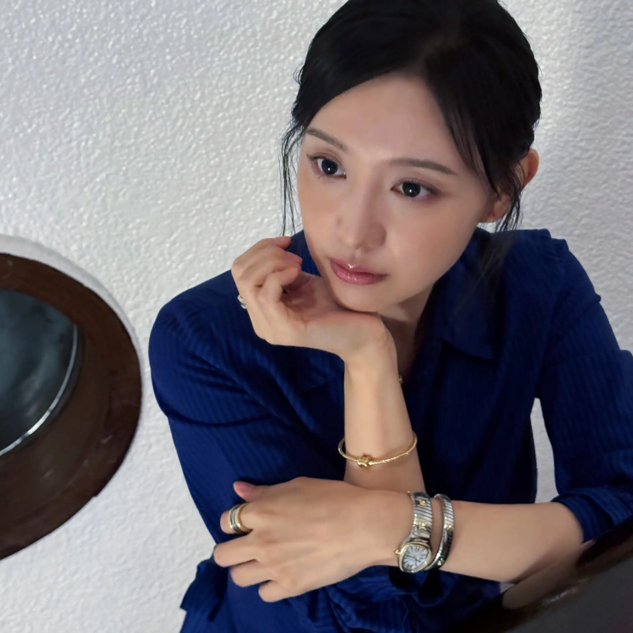 此女在展示她的天资。