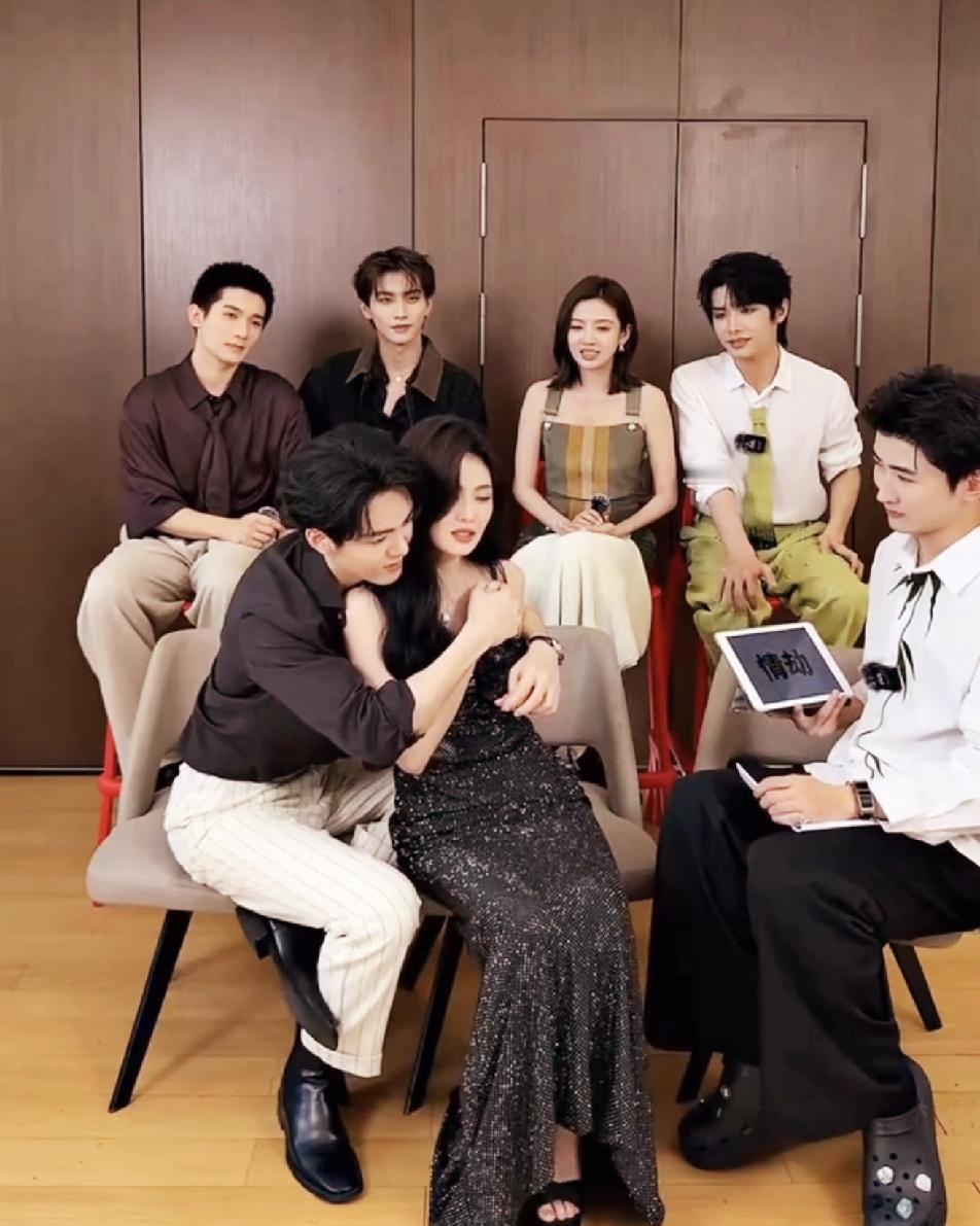 最近看曾舜晞和白鹿的剧宣直播，我直接被他们俩的坐姿惊到了！白鹿整个人都往曾舜晞身