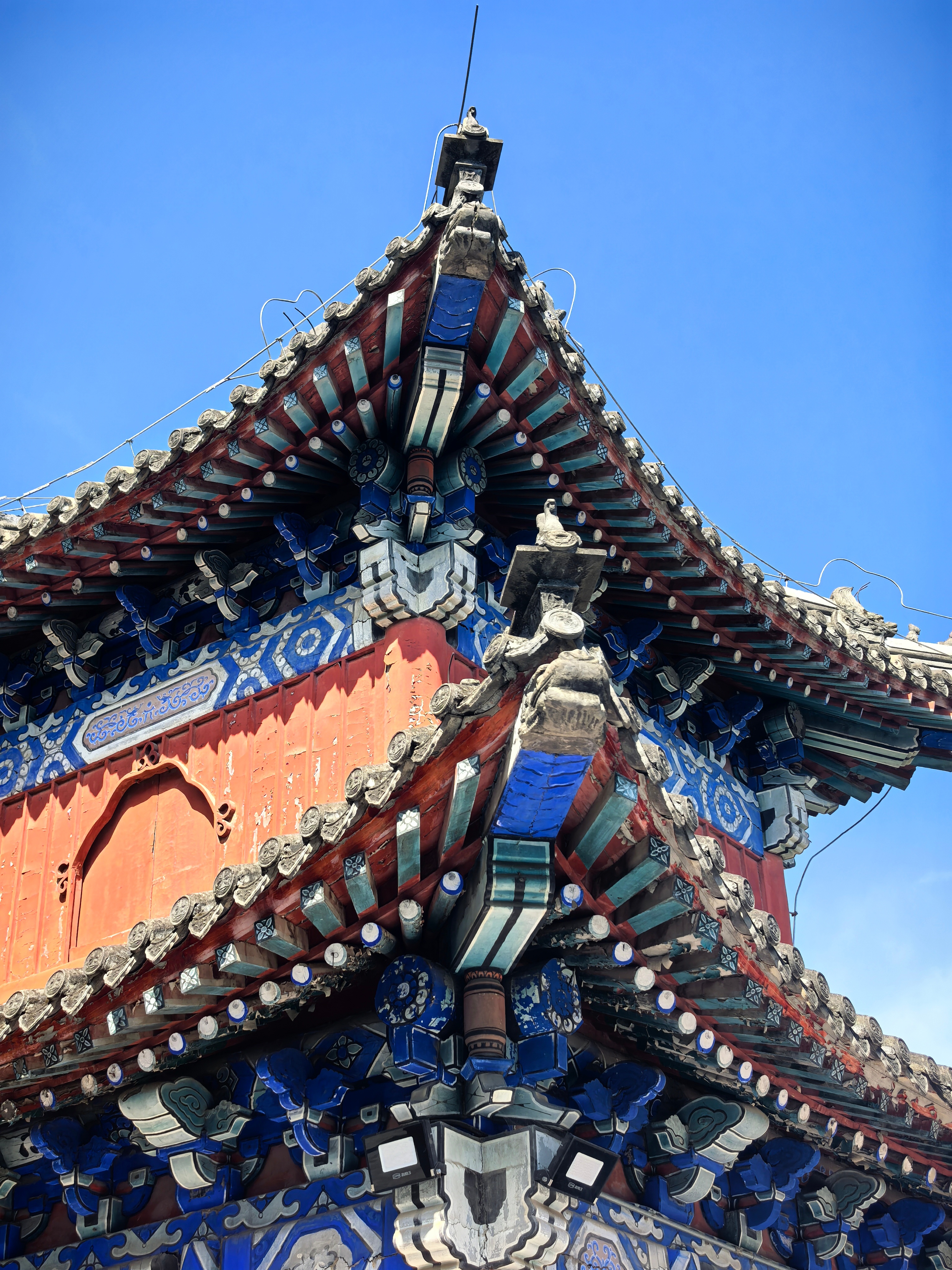 北京房山的深秋格外美美在云居寺那几株千年银杏树下的时光沉淀。每到深秋，云居寺内的