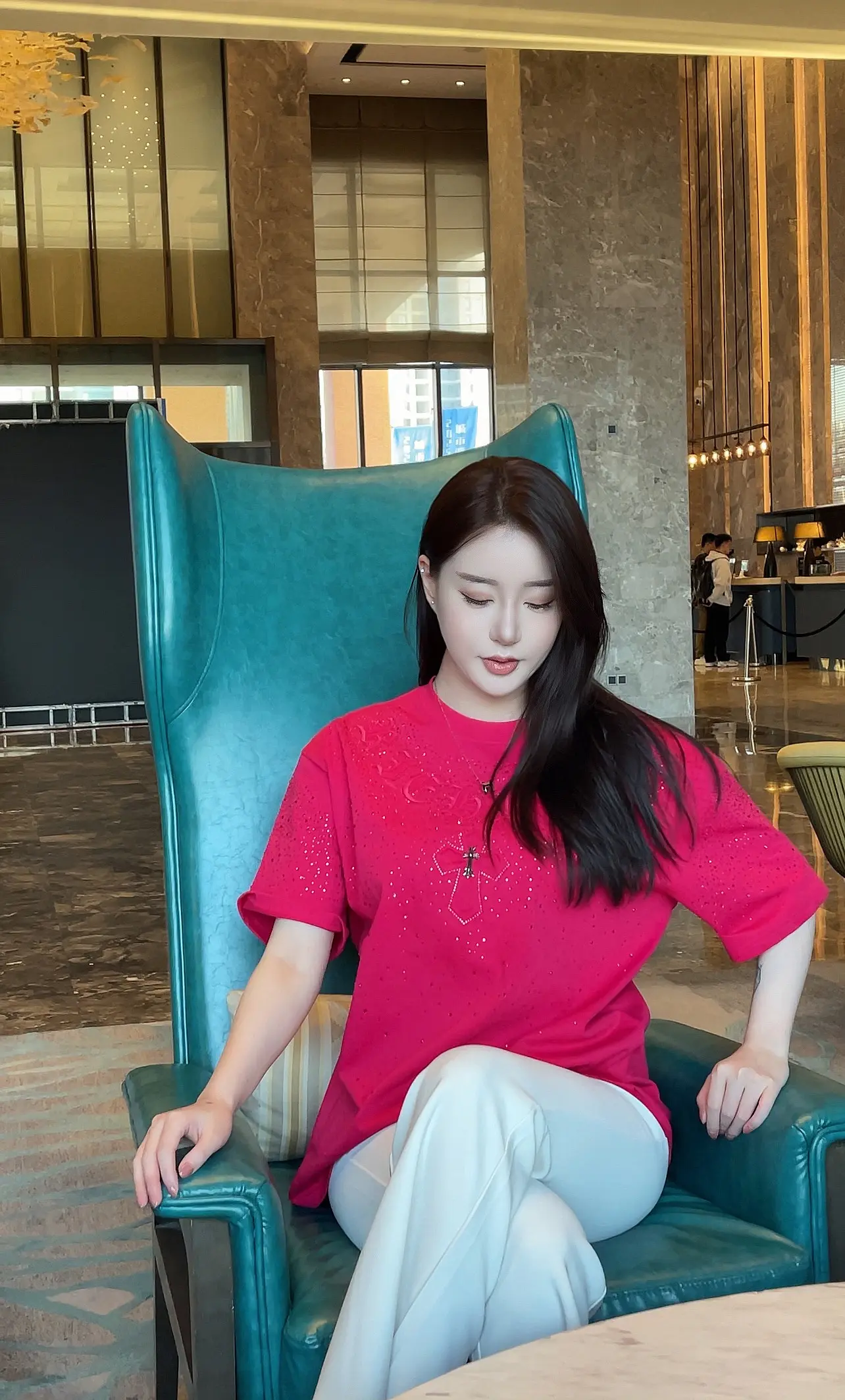 你总以为我的爱逢人就给 殊不知我对你展现过的那一面 任何人都没得到过.