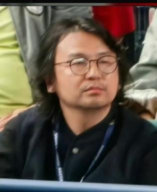 雷佳音留长发被嘲像刘震云，可他的脸本来就不是拿来“精致”的

雷佳音在上海网球大