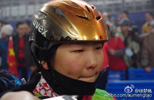 三十五岁的徐梦桃现在可以带着两块沉甸甸的金牌擦干十八岁的徐梦桃在温哥华流下的眼泪