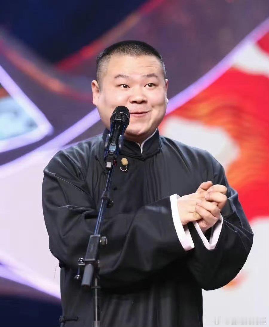 岳云鹏教蔡磊儿子快板曲艺传承邂逅暖心陪伴，岳云鹏温柔教导蔡磊之子练习快板。动作轻