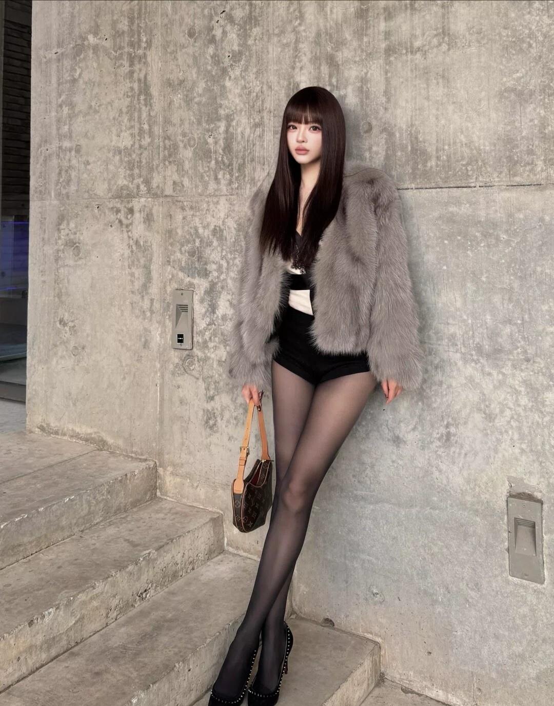 冷艳都市风，时尚皮草外套搭配黑色丝袜，尽显优雅气质！