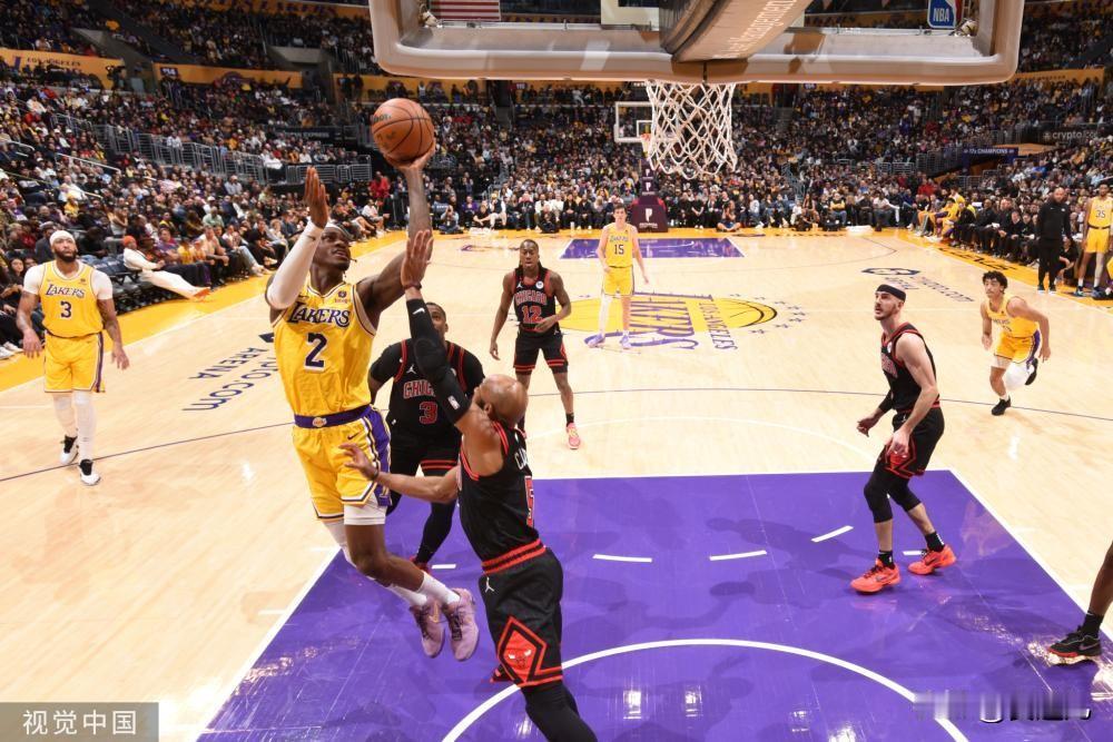 詹姆斯25+12拉塞尔29分 湖人20记三分射公牛
北京时间1月26日，NBA常