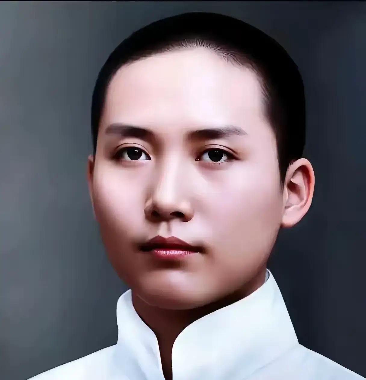 每次看到毛主席和伟大的母亲文七妹的照片，儿随母，大气从容，伟人天生具备领袖气质！