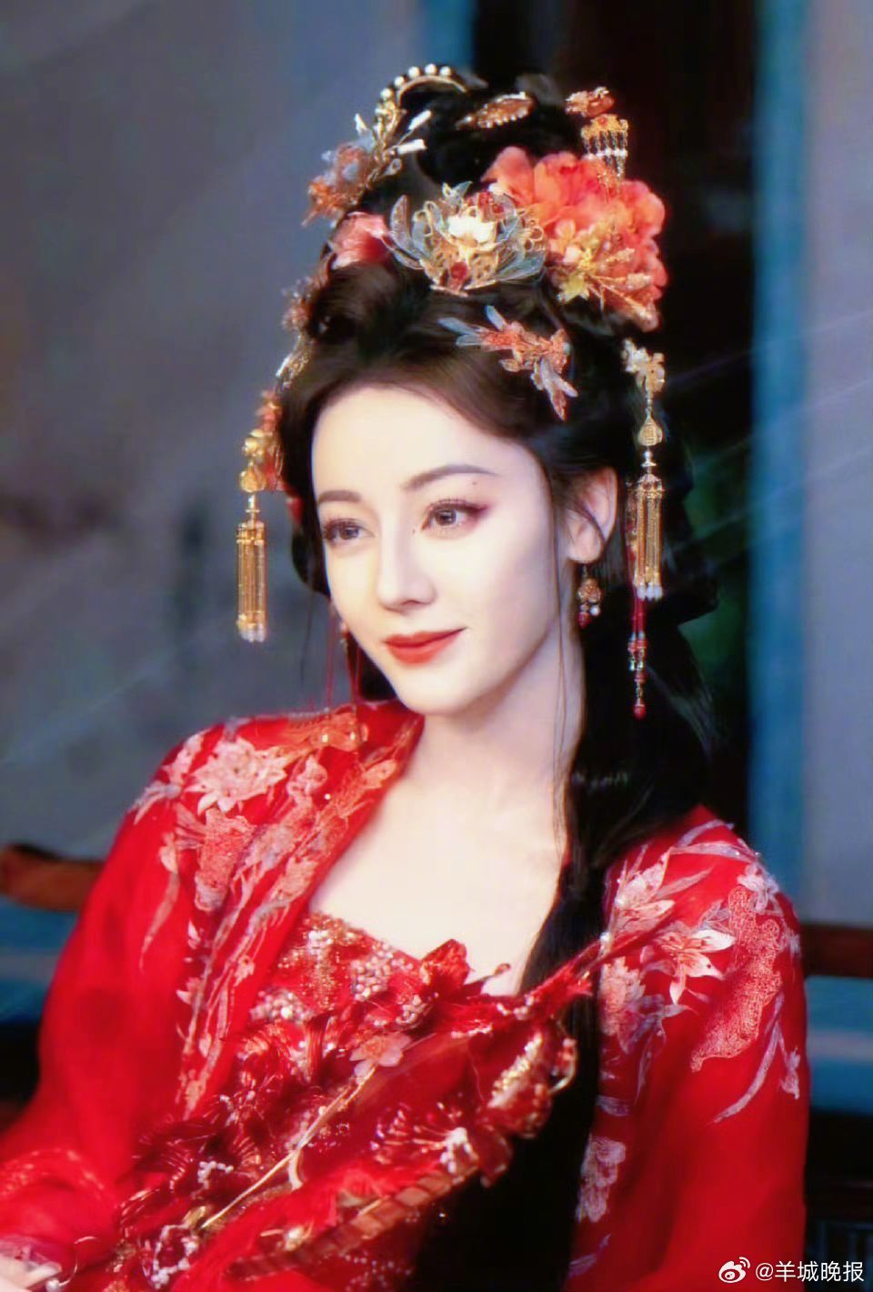 【谁的红衣造型别致又有记忆点】红衣似火，总能在光影中定格成最惊艳的瞬间。她们凭借