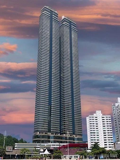 一颗感恩的心，一个健康的身体，一份称心的工作，一位深爱你的爱人，和一帮值得信赖的