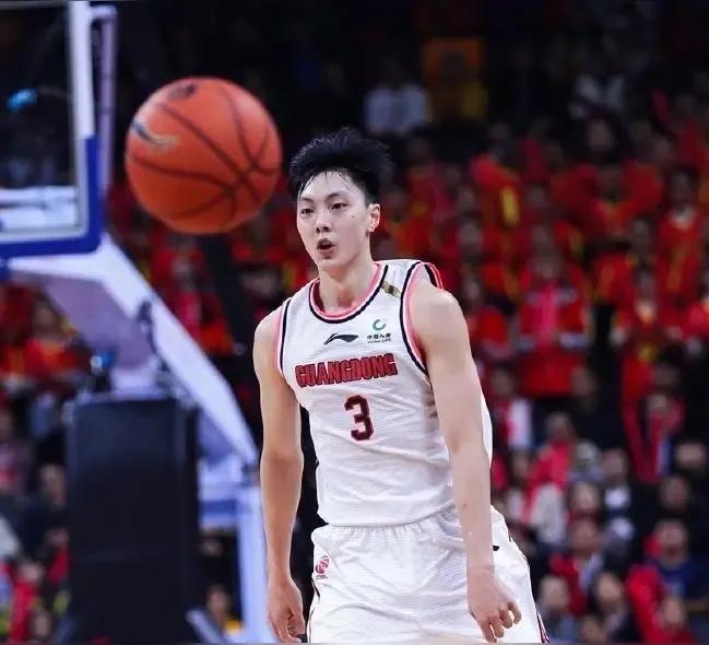 现在这支广东队，
估计让很多资深球迷都看不明白究竟是怎么一回事？明明是缺兵少将，