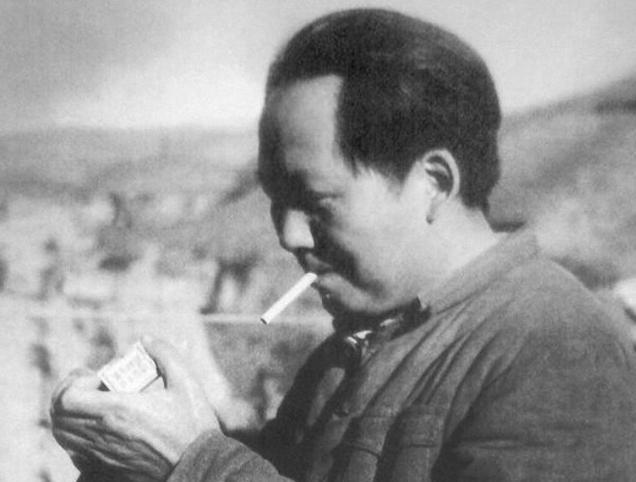 一次，毛主席递烟给朋友，却发现烟盒内只剩一支烟，高情商的主席如何处理？

这一折