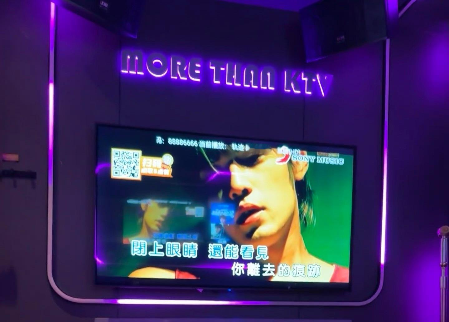 有些歌手在KTV永远不下班现在的年轻人应该不怎么喜欢去KTV了吧，KTV属于是我
