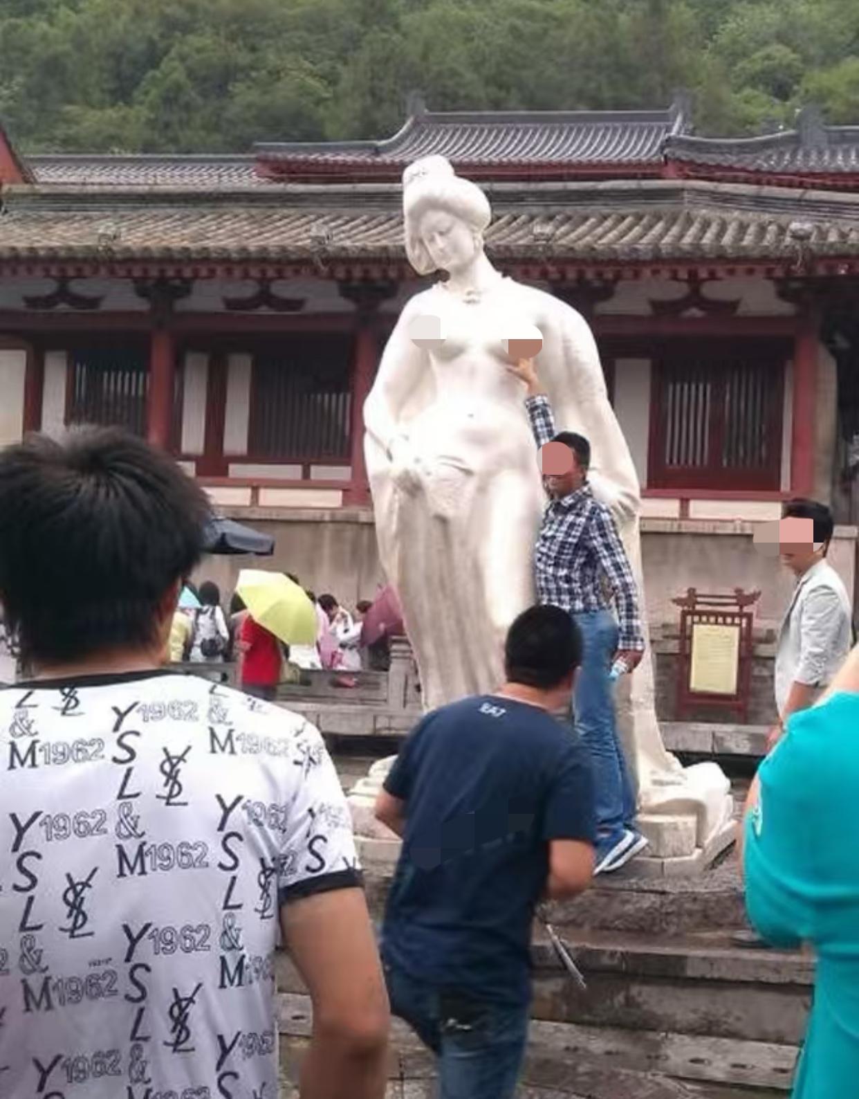 裸露不是问题关键, 披着"艺术"的外衣在公共场所合适吗?

国外似乎没有拿某位国