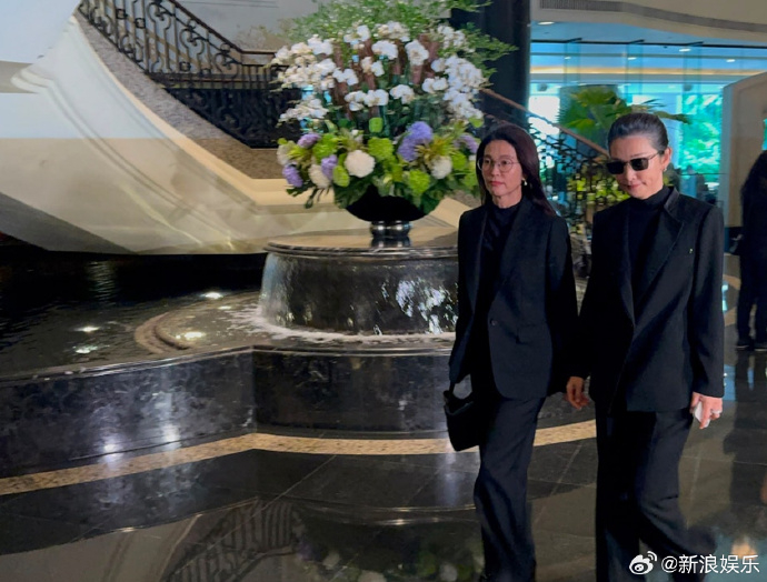 【众星送别施南生最后一程】林青霞悲痛送别施南生据香港媒体，施南生追思会在香港举行