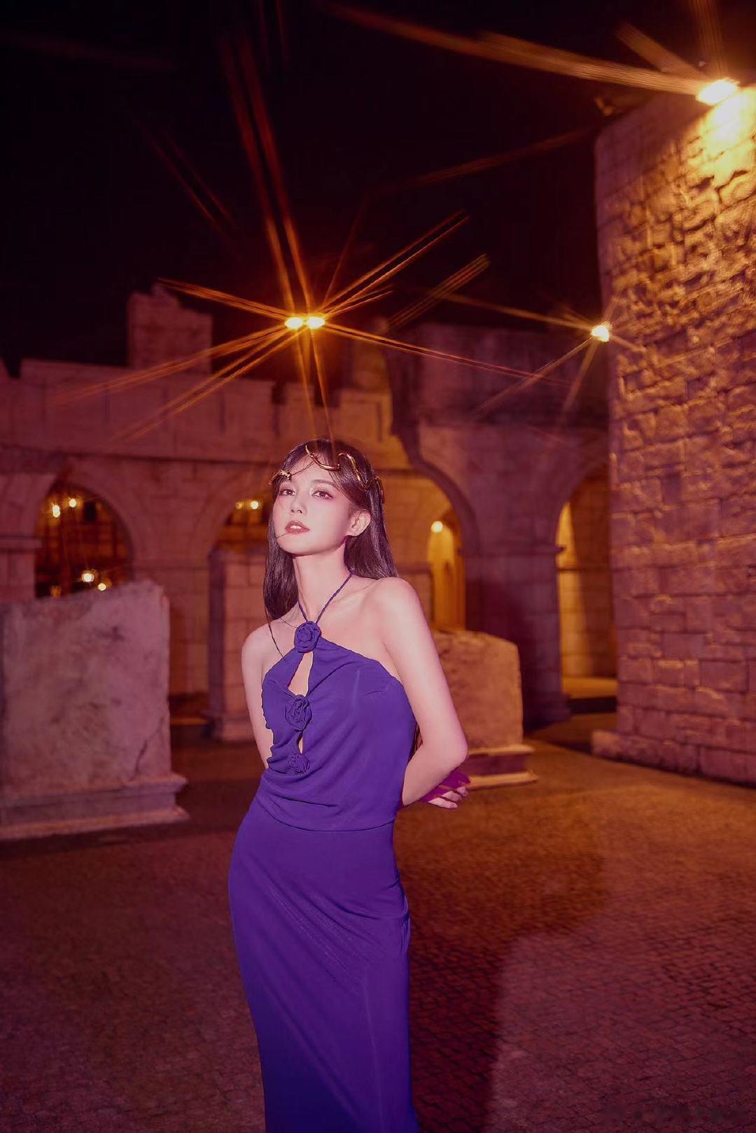 #李一桐美杜莎妆# 看到李一桐这次美杜莎装的时候，估计没有人会不喜欢吧，完全没有