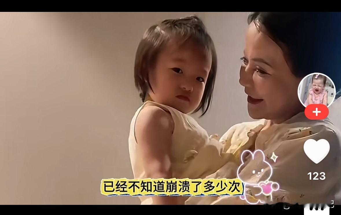 黄一鸣把来照顾她的妈妈和姥姥赶回了安庆。
之前黄一鸣直播还说，奶奶要来带闪闪了，