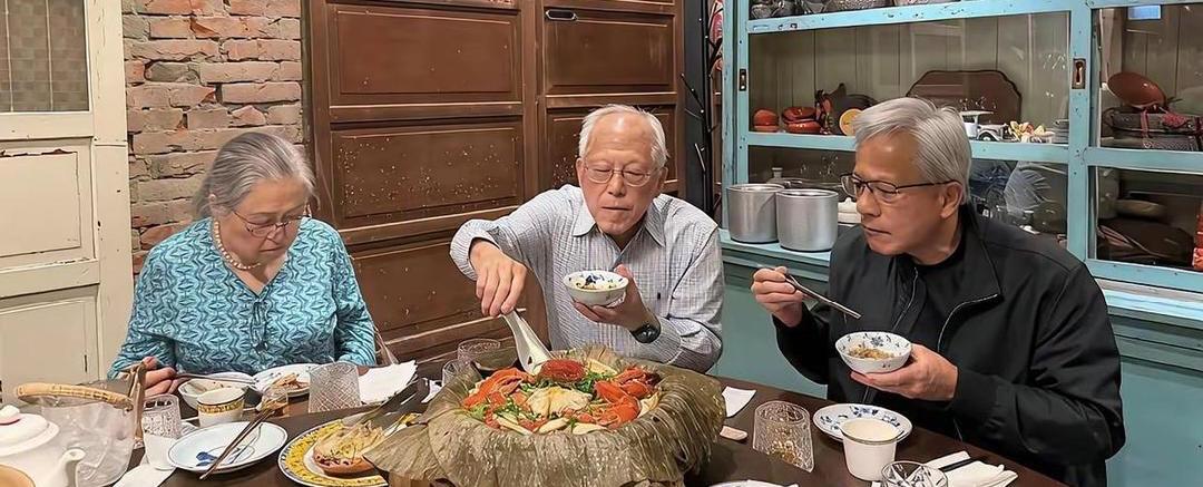黄仁勋陪父母吃饭时的一幕