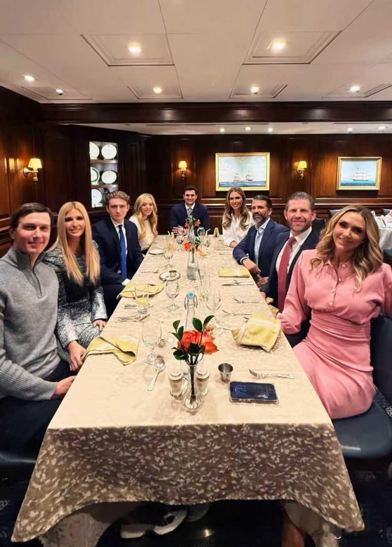 特朗普总统发表国情咨文之前，他的全部五位儿女及配偶们齐聚一堂，共进晚餐，团结的场