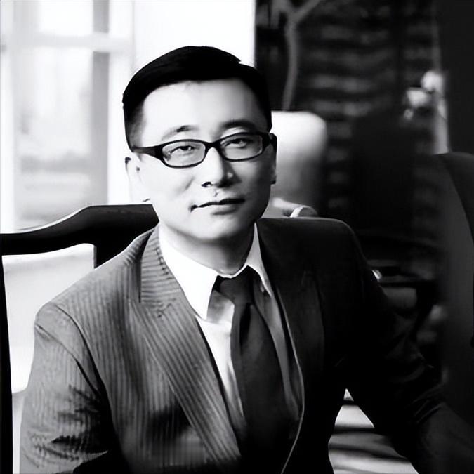 在旁观者的眼中，许垚无疑是事业有成的成功人士，位及上市企业的管理层，还是下属核心