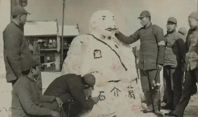 1938-1942 年间，，日军士兵及伪军在武汉制作了一个雪人，并在雪人的底座上