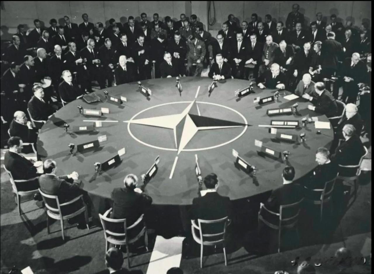 1949年，北约刚刚成立的时候，英国人出任第一任秘书长，他叫黑斯廷斯·莱昂内尔·