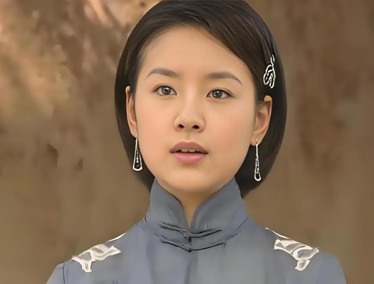 金家四位少奶奶，为什么就三少奶奶打扮的最鲜艳呢?

连年纪最小的冷清秋都穿的灰扑