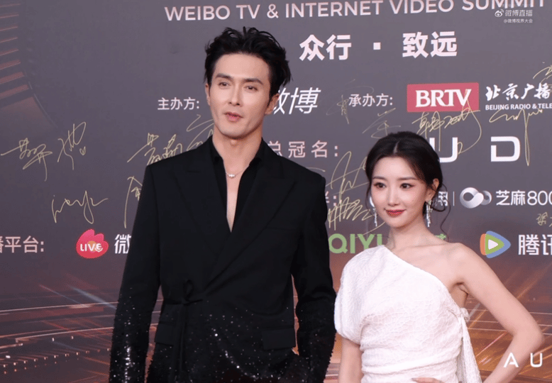 高伟光像是来谈收购的高伟光黑西装出镜超有型，亮片设计显奢华，坐姿慵懒却气场足，像